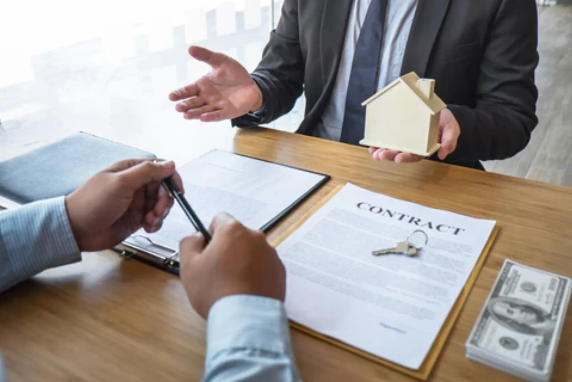 How Can Dubai Lawyers Help in Drafting and Reviewing Property Contracts
